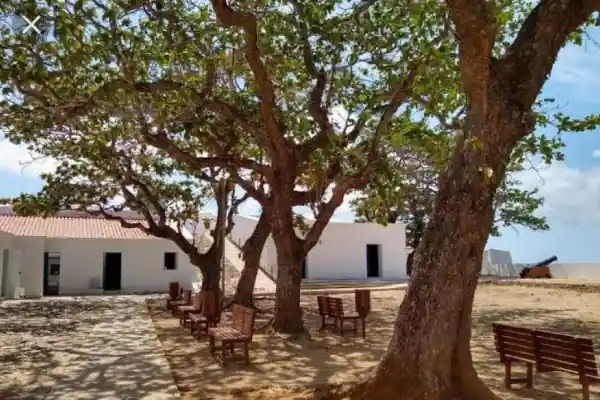 Trilha Caminhada Histórica - Costa Noronha